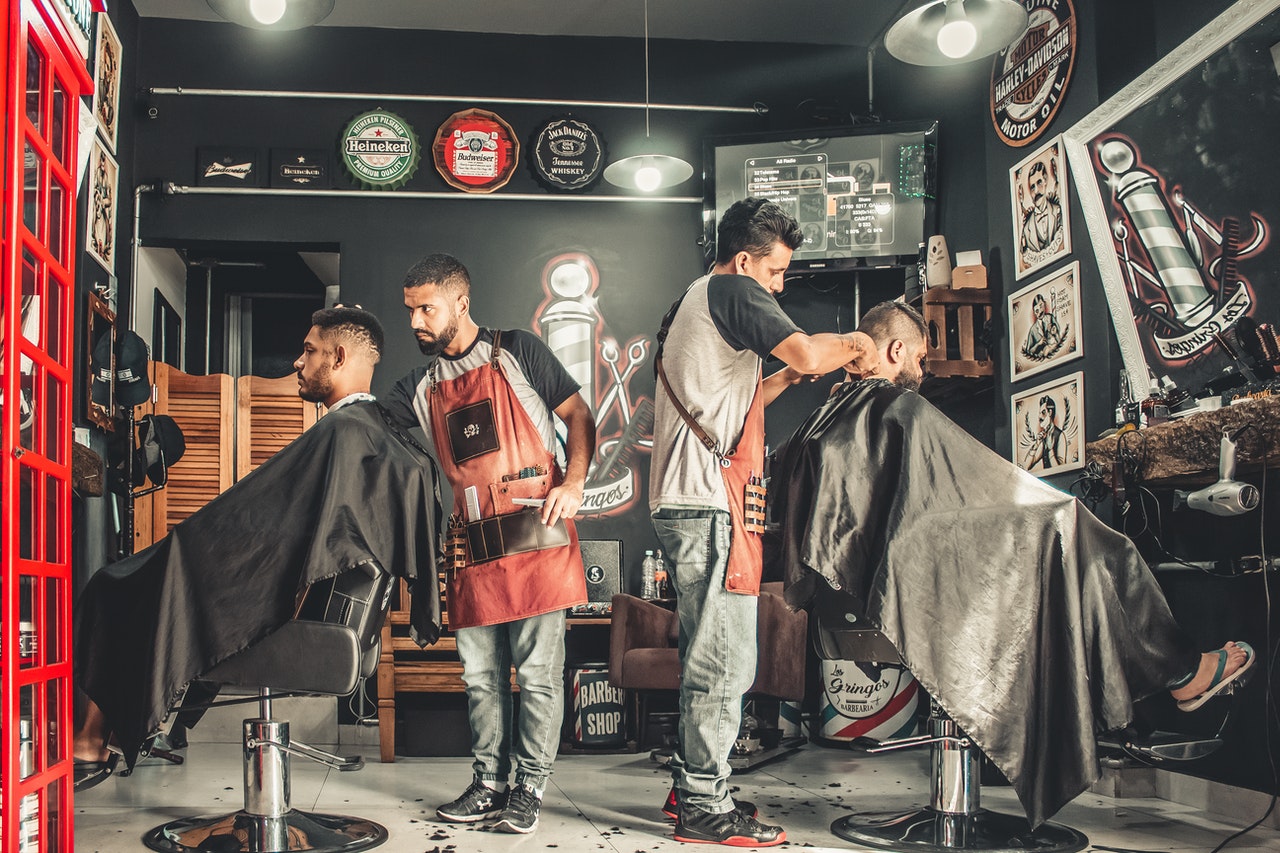 Mężczyźni u fryzjera obcinani maszynką do włosów