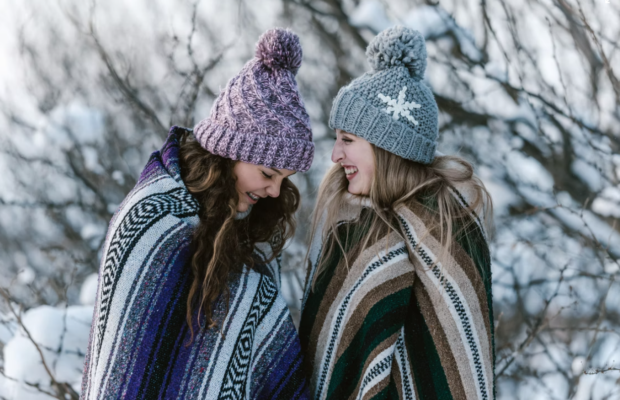 Dwie kobiety w zimowych czapkach