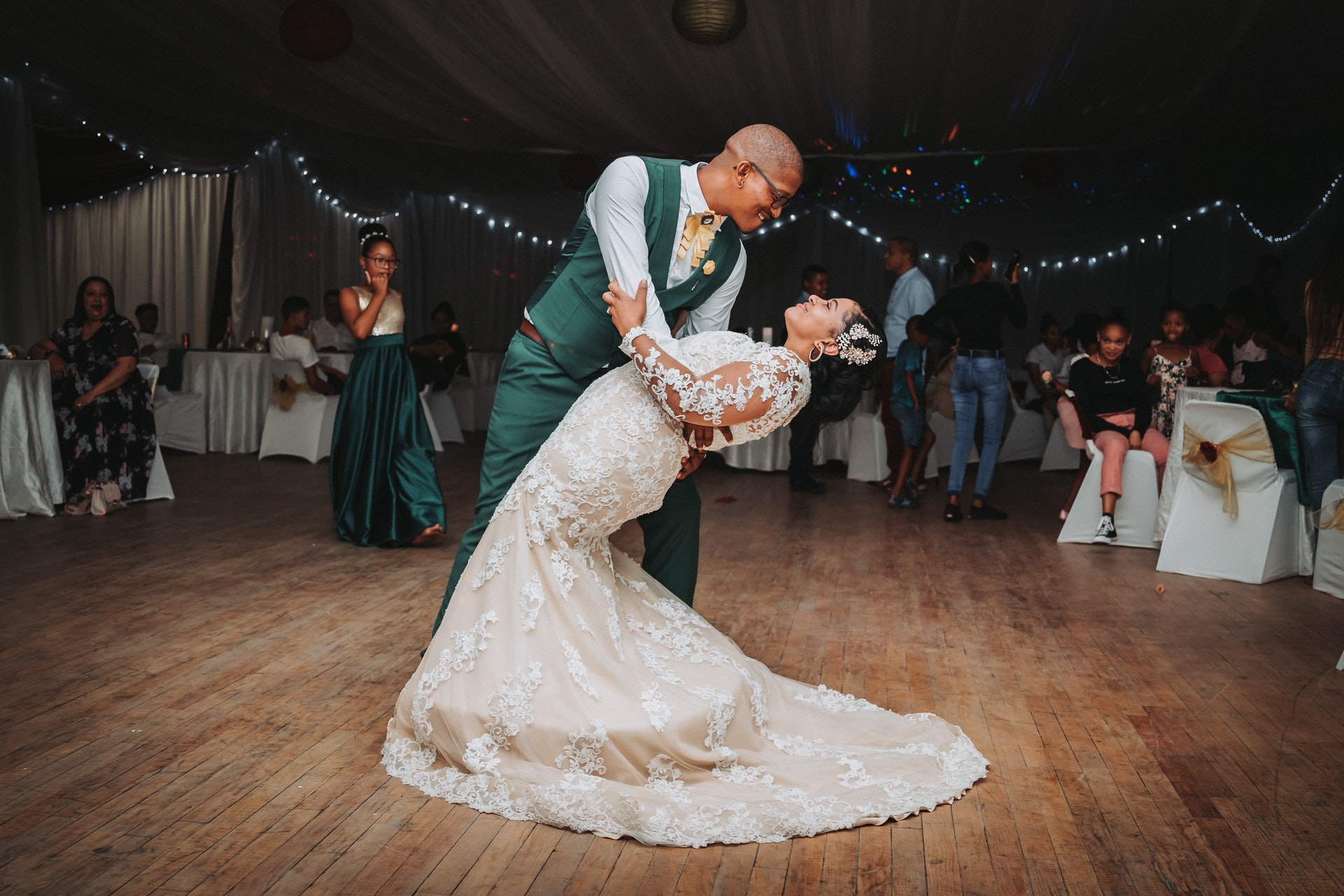 para na swoim weselu tańczy pierwszy taniec po kursie
